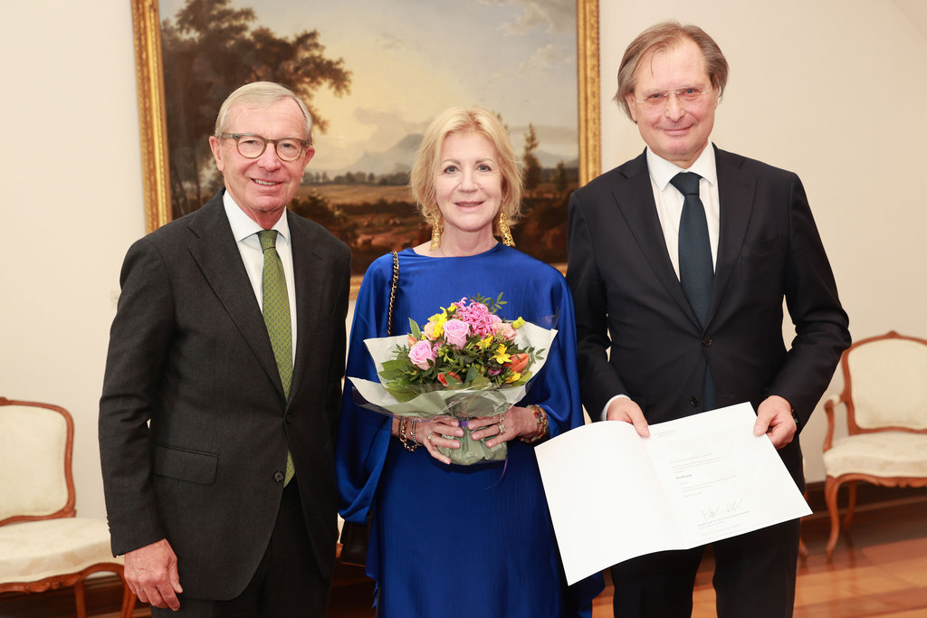 LH Wilfried Haslauer überreichte Hubert Weinberger, hier mit Gattin Ingrid, im Chiemseehof das Dekret mit der Ernennung zum Professor.